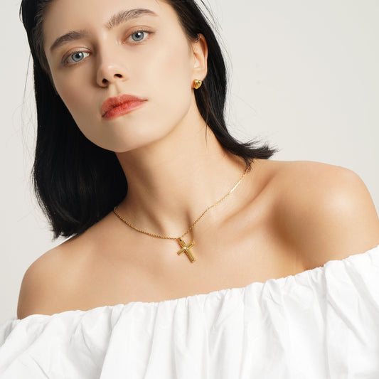 LG022 Elegance Cross Pendant Necklace