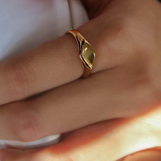 LG-034 Sleek Crest Ring