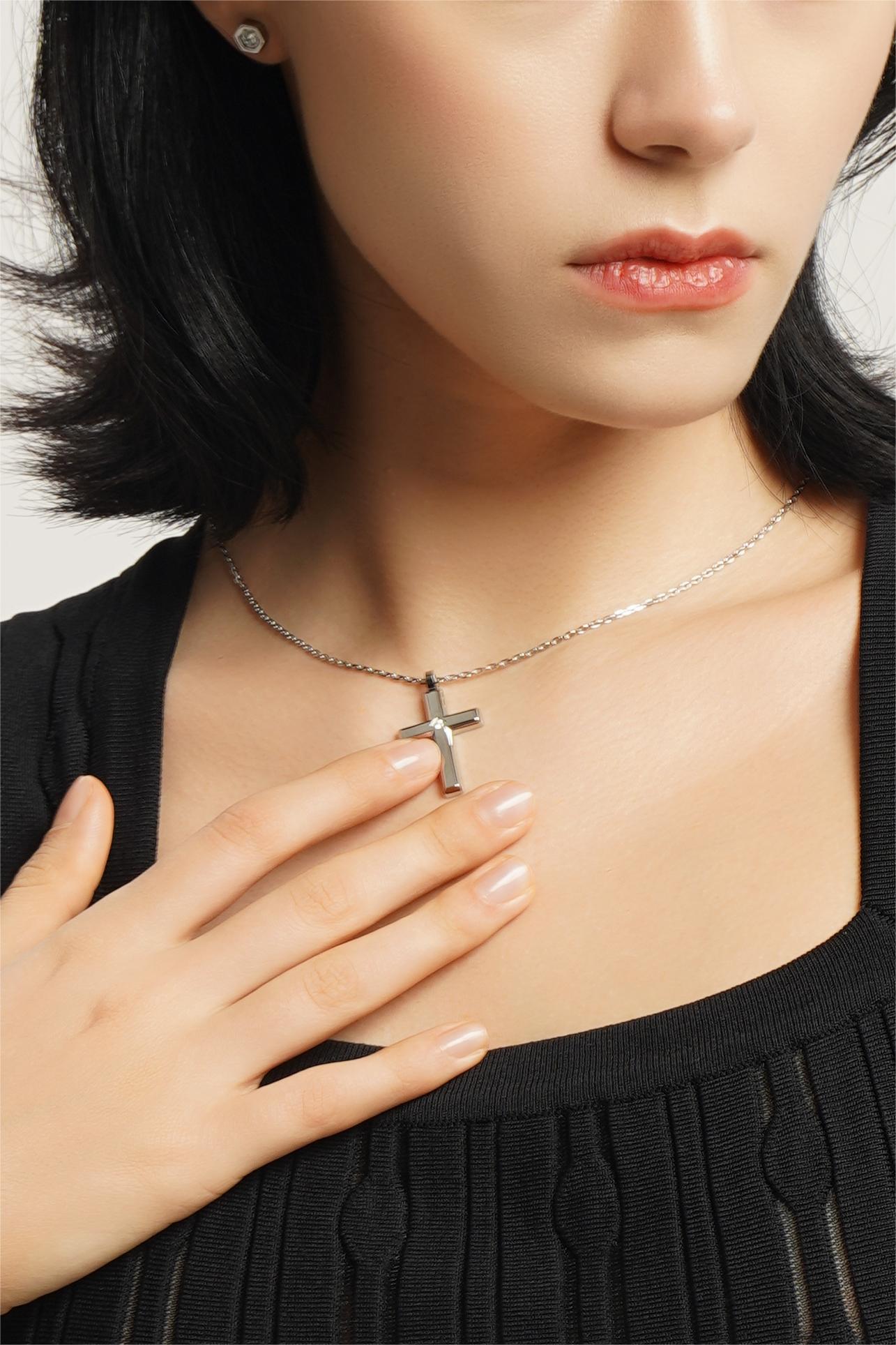 LG-021 Elegance Cross Pendant Necklace