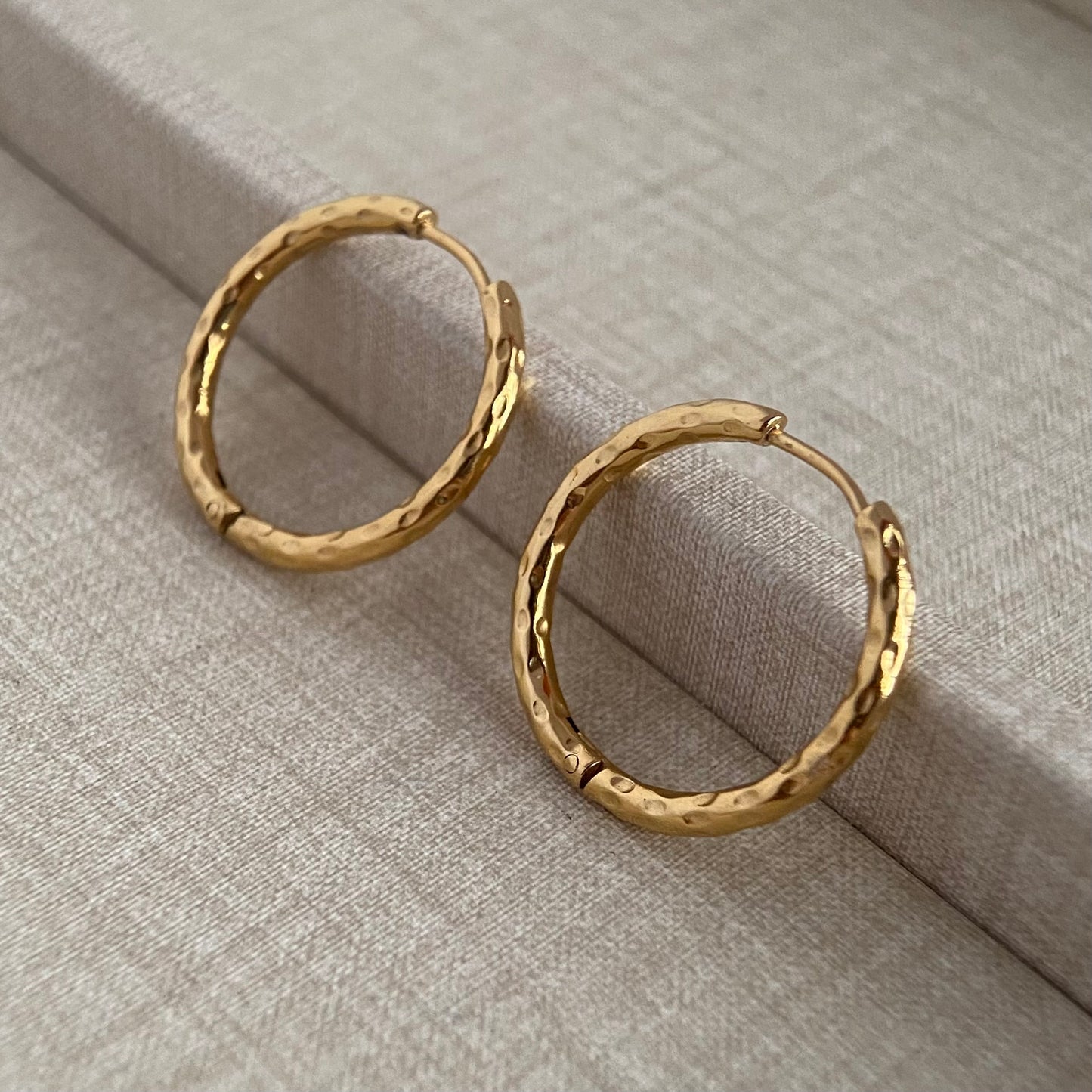 LG053 Embossing Hoop(20/30mm) Earrings