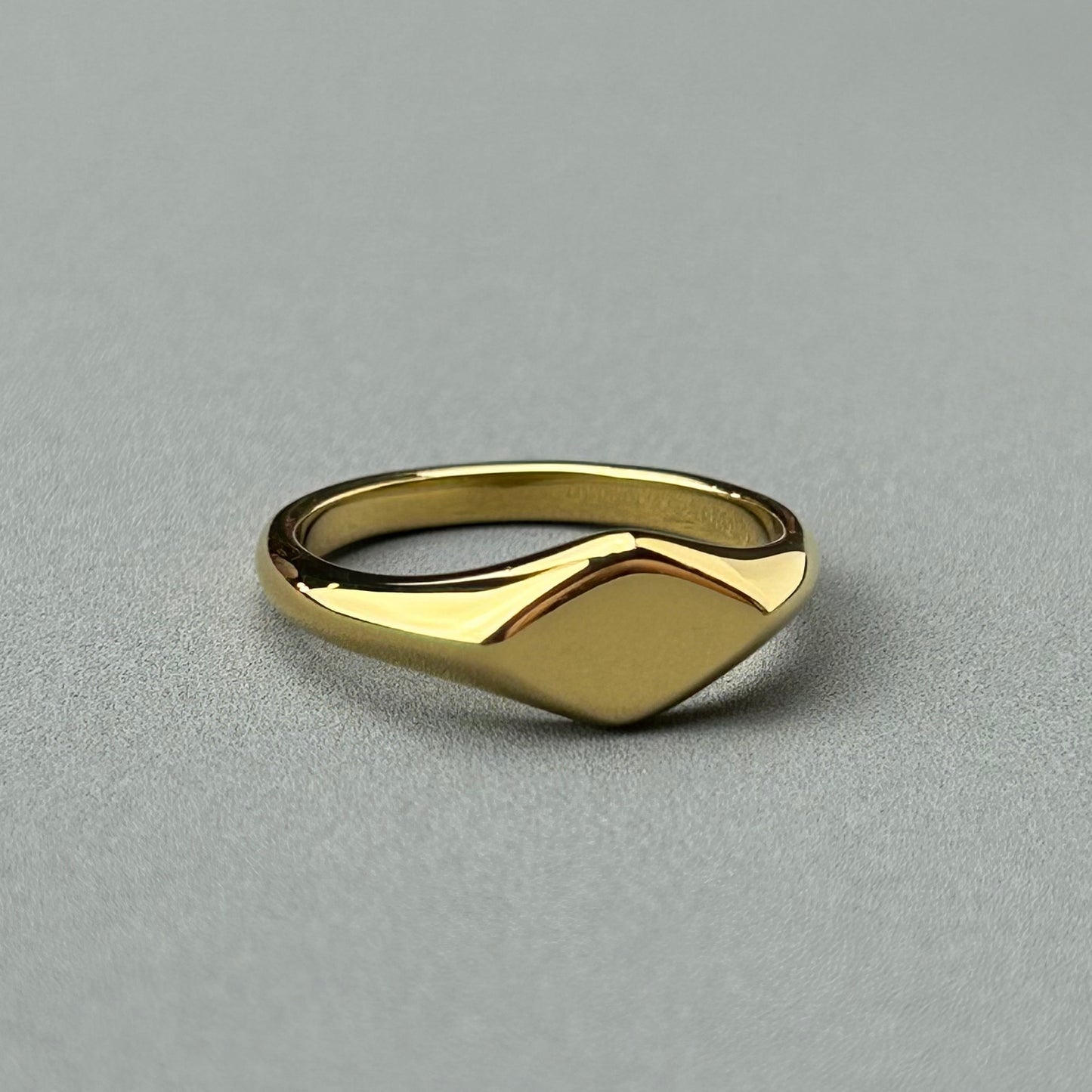 LG-034 Sleek Crest Ring